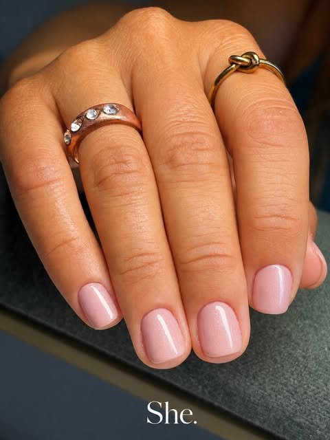 Manicure nude executada no salão She., no Porto